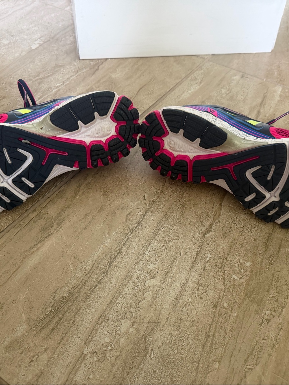 Brooks Ravenna shoes like new size 8 - Picture 2 of 7